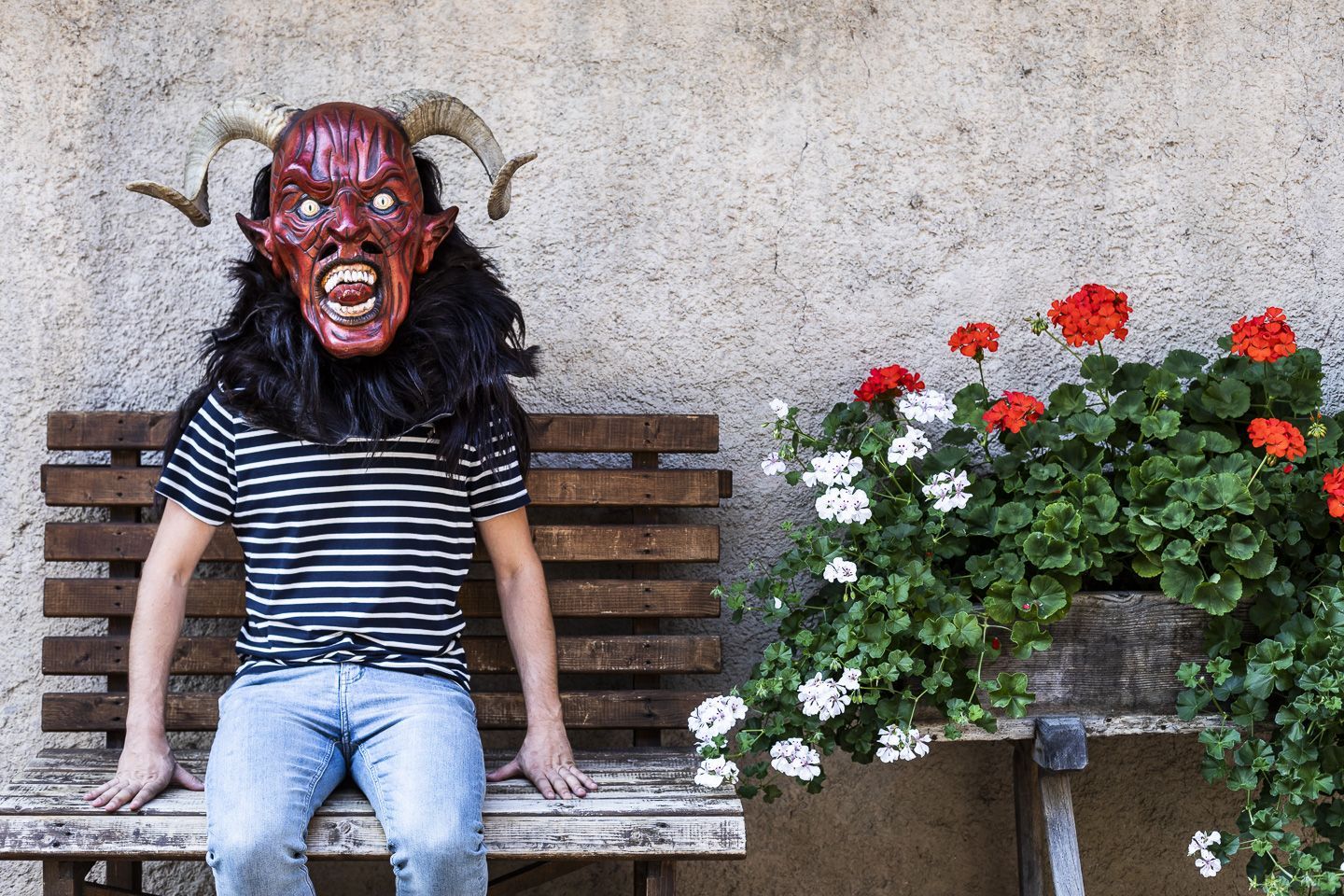 Der Mann und die Maske: Walter Maffei, ein Traminer Unikum, schnitzt Masken für die halbe Welt