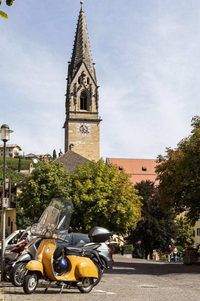 Dorfplatz Tramin mit Kirchturm